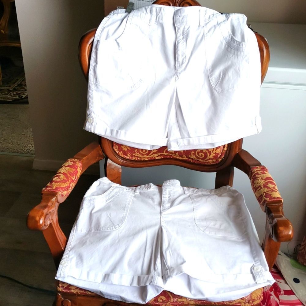 2 Gloria Vanderbilt Shorts